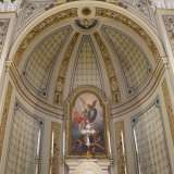 La mensa � sormontata da sei alti candelabri dorati e dietro di essa, sulla parete di fondo riccamente decorata...